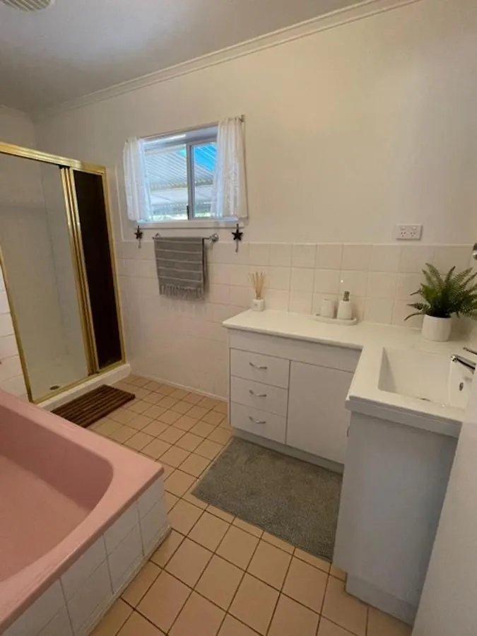 Pet Friendly Cottage In Torquay - Hervey Bay 430M Or 5 Min Walk To Dog Friendly Shelly Beach 0*,